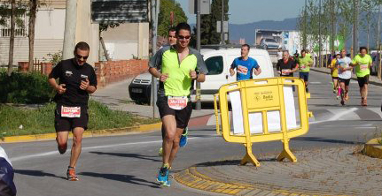 Con Ismael entrando desde el Riu Sec Badia Urban Race 10K