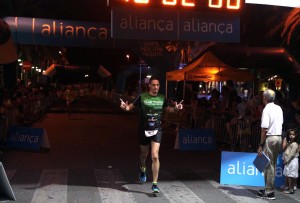 Llegada a meta en la Gava Nit Run 2013