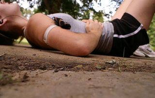 chica tumbada descansando a causa del flato