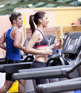 Corriendo en cinta en el Gimnasio