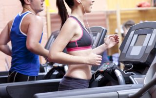 Corriendo en cinta en el Gimnasio