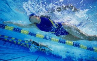 nadadores calles piscina