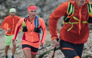 Corredores trail con mochila