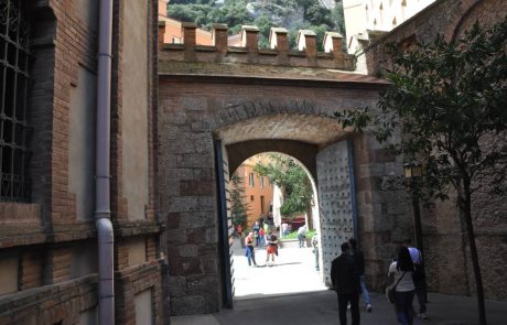 Portal de la muralla del Monasterio de Montserrat