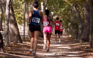 Corredores compiten y entrenan por montaña