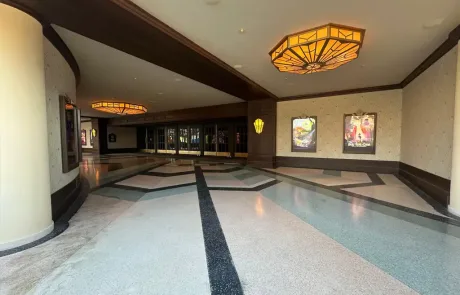 Pasillos de entrada al Word Premiere desde el interior del parque