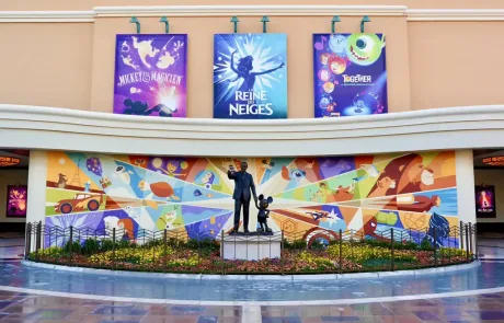 Estatua Partners con Walt Disney y Mickey en la zona ajardinada