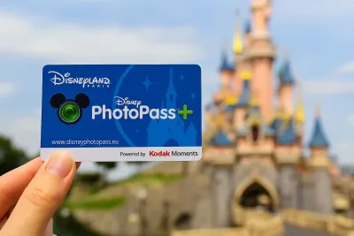 Tarjeta Disney Photopass+ de Disneyland París junto al castillo