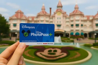 Tarjeta Disney Photopass+ de Disneyland París junto al Hotel princesas