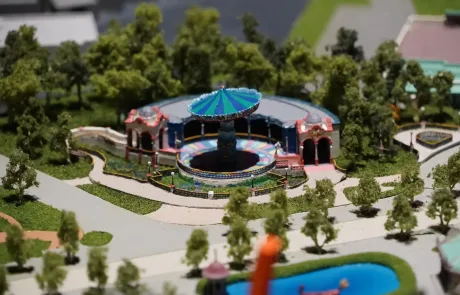 Maqueta de Disney Adventure World con la atracción de UP