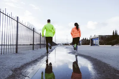 Pareja corriendo en invierno - Correr en invierno