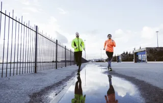 Pareja corriendo en invierno