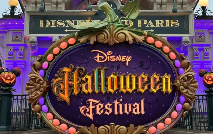 Halloween en Disneyland Paris 2026 - Cartel estación