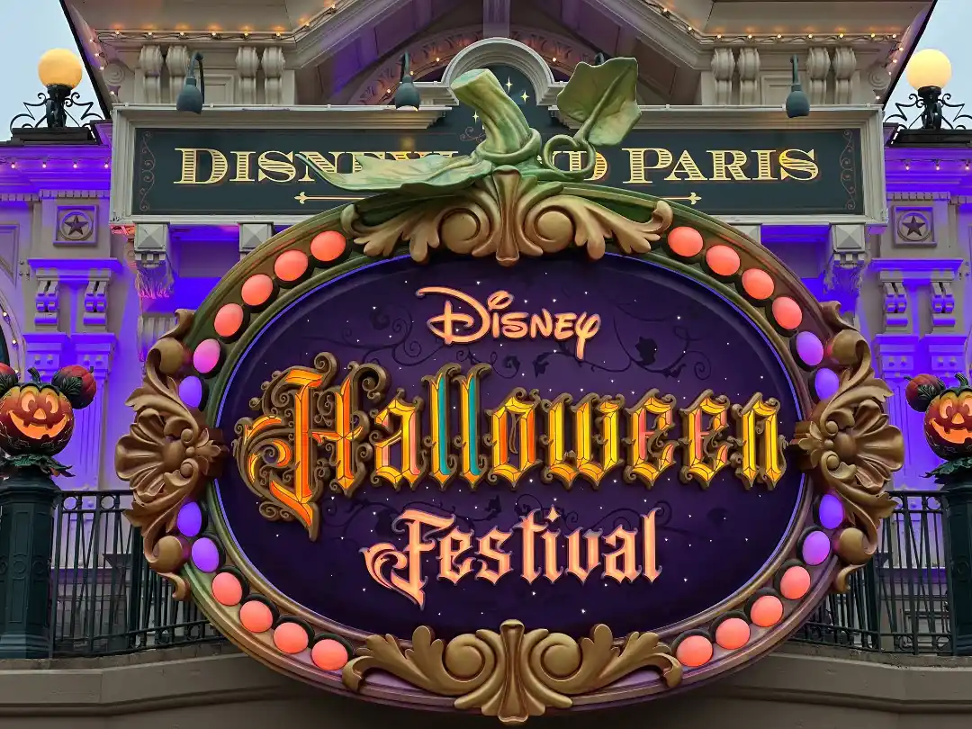 Halloween en Disneyland Paris 2026 - Cartel estación