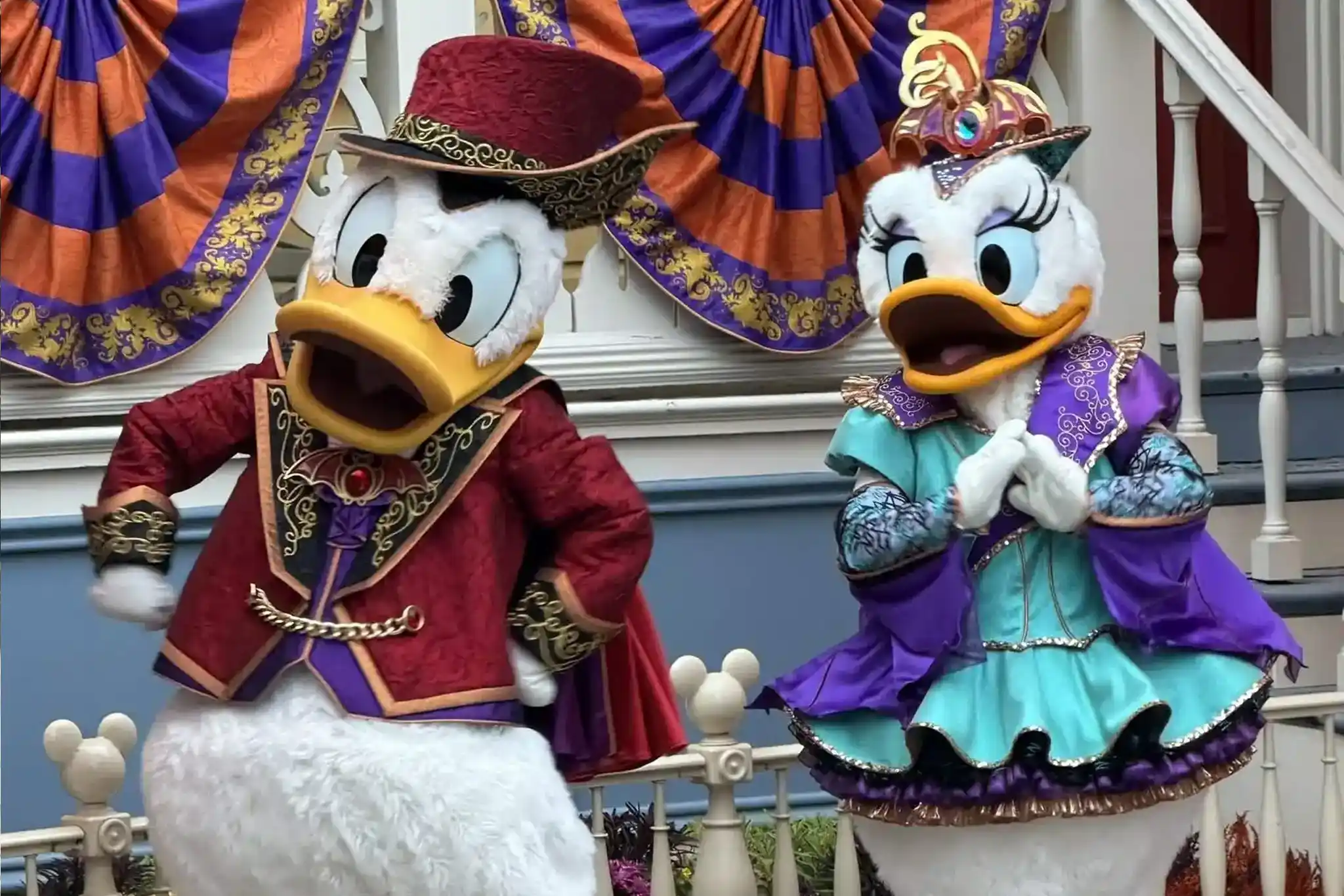 Halloween en Disneyland Paris 2026 - Donald y Daisy